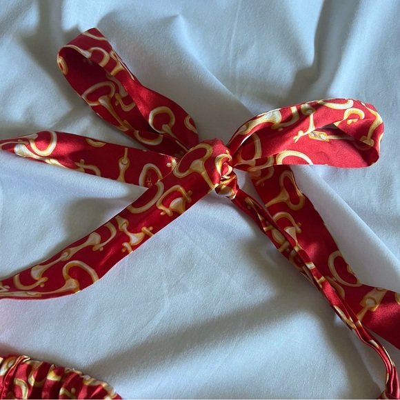 Bebe bow HALTER TOP • red with gold chain effect print• size M• - Picture 3 of 8